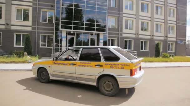 保安公司的汽车开车到建设的人用枪跑到办公室 — 图库视频影像