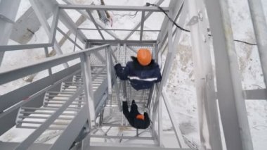 İnşaat alanına karşı zemin bina işçiler yukarı