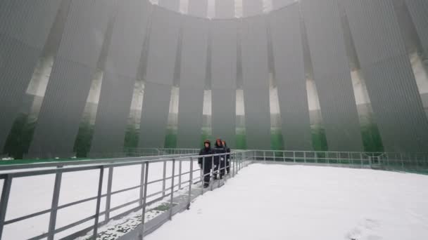 Trabalhadores caminham 0n ponte acima da piscina dentro da torre — Vídeo de Stock
