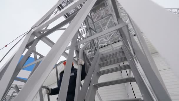 Los trabajadores suben escaleras en la plataforma de torre de refrigeración — Vídeo de stock