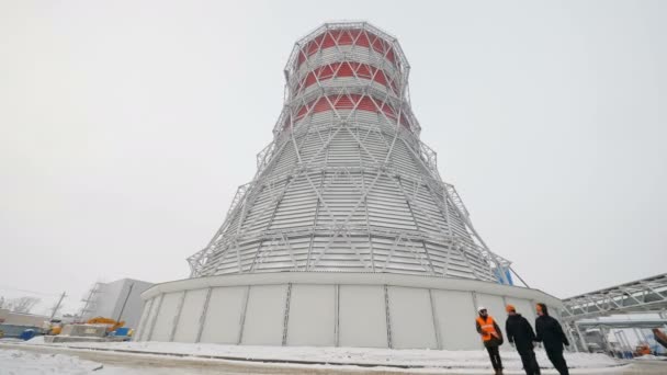 Dipendenti camminare e parlare contro la torre di raffreddamento — Video Stock