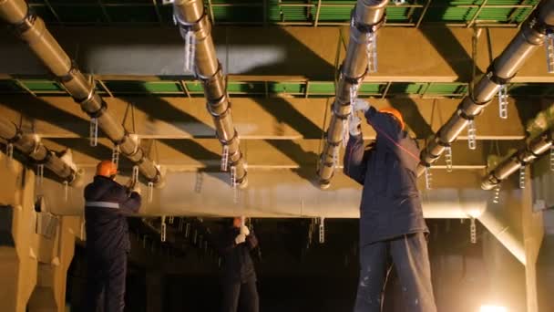 Technikusok erősít csővezeték fém eszközök, gyári — Stock videók