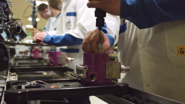 Metre üretim hattı ve işçi cihazları monte — Stok video
