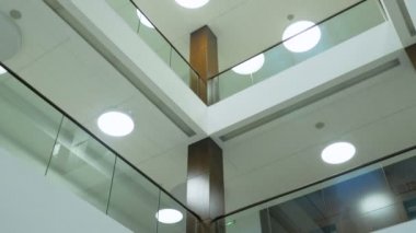 iç kat ofis binası ile cam korkuluk ve kadın yürüyor