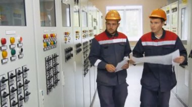 Elektrikçiler ağ güç kabin geldi ve düğmesine basın