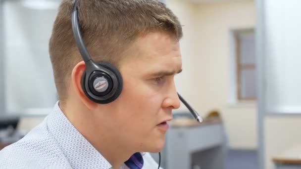 Operatora z zestawu słuchawkowego daje wskazówki do mikrofonu w biurze — Wideo stockowe