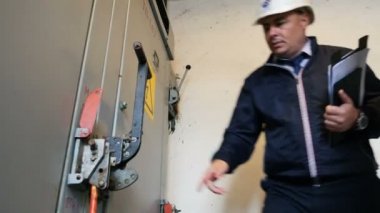 mühendis ve işçi elektrik durumlarda kilitleri kontrol edin