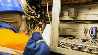 işçi kask içinde elektrik santral durumda sınar.