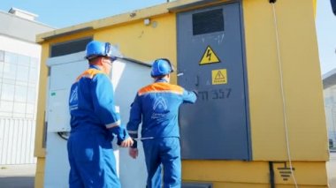 çalışanların tesislerinde Elektrik donatımı ve uyarı işareti girin