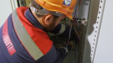 elektrikçi anahtar düzeneği durumda sakal mends ekipmanlı kapatın