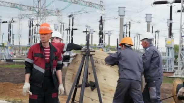 Çelik halatlı bobin site inşa karşı gelen işçi gevşeyin — Stok video