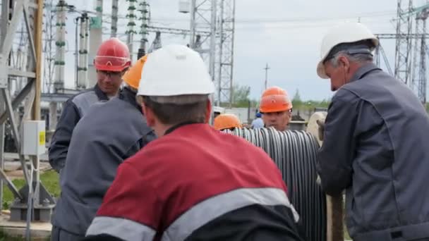 Çelik halatlı bobin yere gelen yapısal tesisatçıları gevşeyin — Stok video