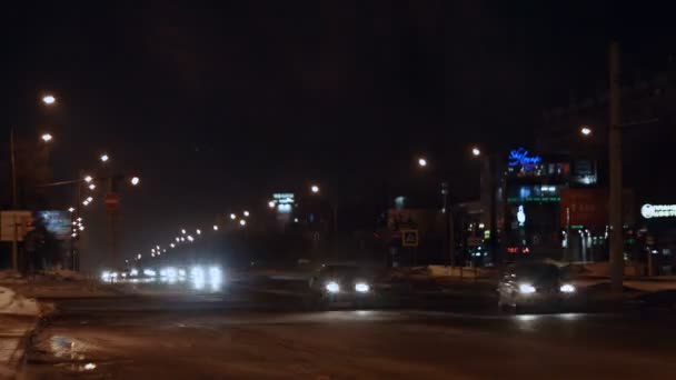 在照亮的夜城街道上, 时间过大的交通 — 图库视频影像