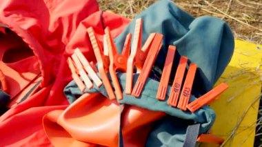 Plastik kelepçeler kauçuk çanta çimenlerin üzerinde bağlı