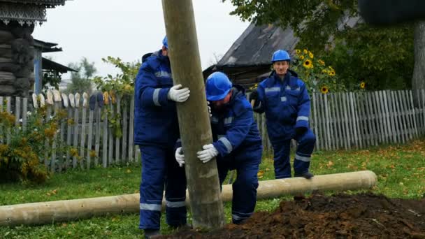 Alkalmazottak tartsa konkrét pole szállított talaj gödörbe — Stock videók