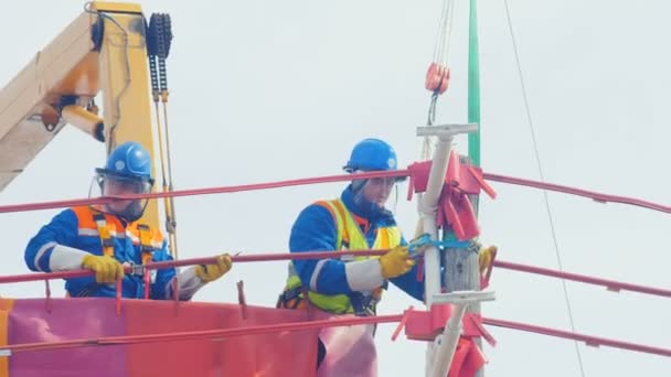 Elektriker verlegt Stromkabel auf Ebenen — Stockvideo