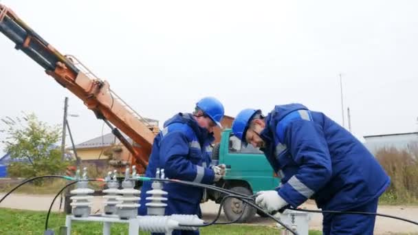 Arbeiter bereiten Strommast für Installation im Dorf vor — Stockvideo