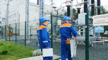 çalışanların merdiven ile elektrik trafo merkezi gel