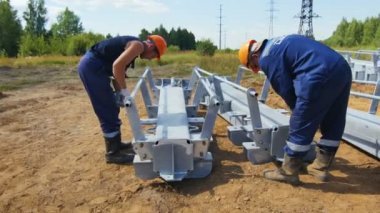 teknikerler metal parçalar yüklemesine karşı orman için hazır olun