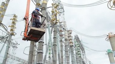 Vinç beşikteki kuleleri karşı işçi iner