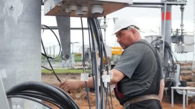 işçi Trafo Merkezi karşı hazırlanan kablolar denetler
