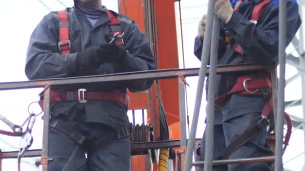 Teknisyenler elektrikli tel güç hattı kule üzerinde düzeltmek. — Stok video