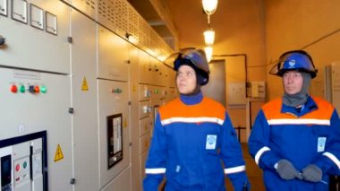 elektrikçi dolapları ile aletleri denetçisi için gösterir