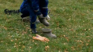 adam lastik çizme koyar ve eğitim de kaçtı