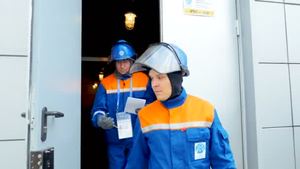 Técnicos sair de instalações da estação elétrica fechar porta — Vídeo de Stock