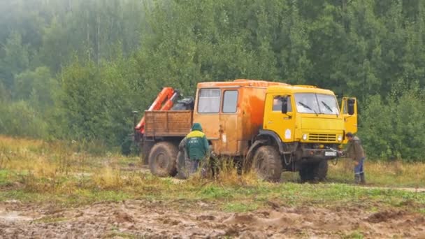 Працівники зустріти землі вантажівка і отримати в каюту — стокове відео