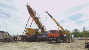 Kazan, Tataristan Rusya - 17 Nisan 2018: Orman beyaz bulutlar ile mavi gökyüzü karşı yakın bölgesi üzerinde 17 Nisan kazan zenginleştirilmesi üzerine uzun pergel ile büyük keşif delme makinesi ve otomatik vinç