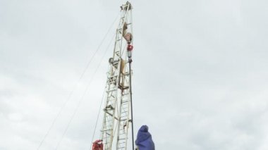 Kazan, Tataristan Rusya - 17 Nisan 2018: site zenginleştirilmesi ve 17 Nisan kazan işçiler bulutlu gökyüzü altında faaliyet büyük yüksek keşif delme makinesi
