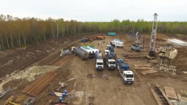 kuş-göz uçuş birches karşı araçlar ile kahverengi toprakları üzerinde site yukarıda