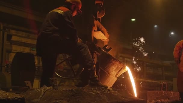 Técnico qualificado vira alavanca de balde com metal fundido — Vídeo de Stock