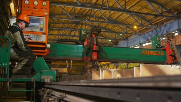 Máquina corta la hoja de metal grande y operador en el panel — Vídeo de stock