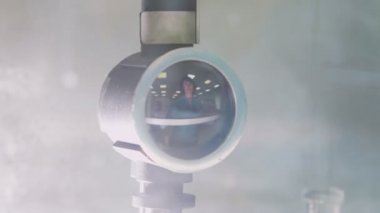 Kazan, Tataristan Rusya - 4 Nisan 2018: yuvarlak alet cam kapak resmi laboratuar asistanı dökülen açık tüpünden ampul laboratuvar için sıvı Nisan 4 kazan yansıması