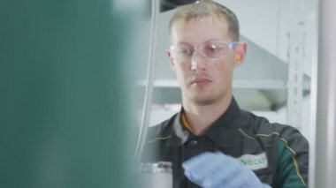 tatlı adam asistan berrak sıvı analyzer konteyner içine dökülen.