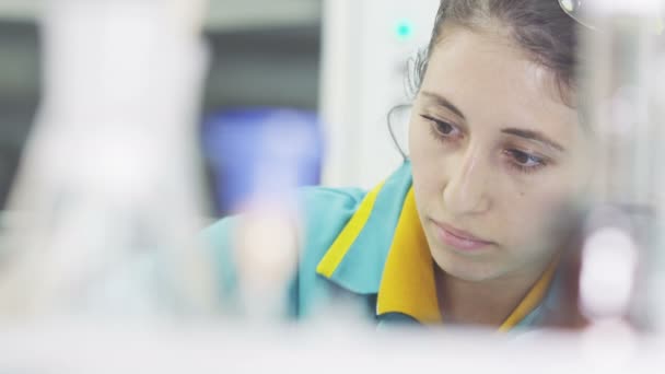 Vue de derrière la verrerie lab girl fonctionne avec des échantillons chimiques — Video