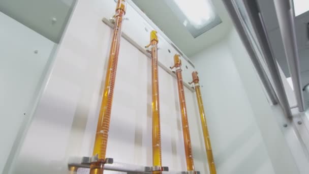 Forskare undersöker vätskan i burken stänger locket bladen dispenser arbetsplatsen — Stockvideo