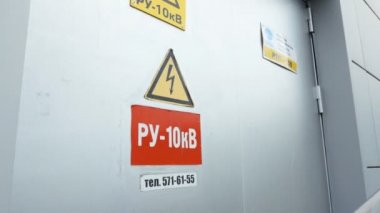 işçiler logosu açık kapı ile uyarı işareti ile üniformalı tesislerinde ile girin
