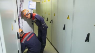 Şirket logosu ile elektrik şalt durumda koridorda donanımları kontrol