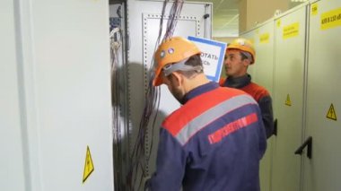 çalışanların firma logolu formundaki anahtar düzeneği çantasının içinde bağlamak için kablo almak