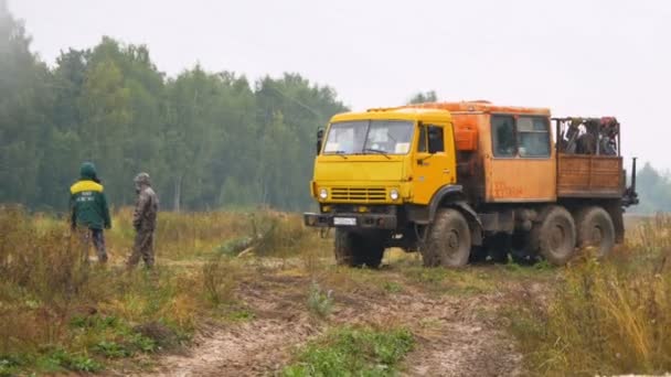 Camion avec des entraînements de carrosserie chargés le long des arrêts routiers aux travailleurs par la forêt — Video
