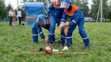 kişi rakip lastik çizme kurtarma hızda için eldiven koymak için yardım