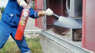 adam modeli ateş etmeye çalışır ve alev çimenlerin üzerinde Yarışması'nda söndürür