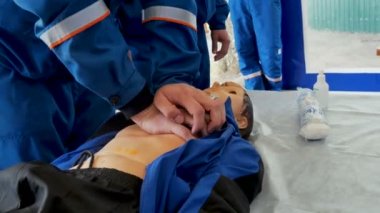 Erkek manken eğitim Yarışması'nda çadırda kalp masajı yapar