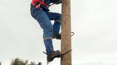 işçi kıyafeti ile bacak-ütüler için hız Yarışması'nda Ahşap Mesaj tırmanıyor