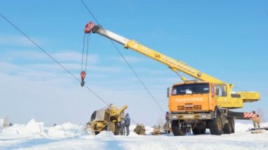 Kamyon vinç pergel ile tel İsale hattı için karlı manzara karşı tutar.