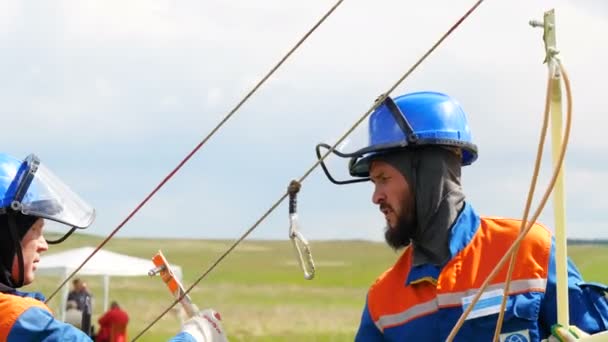 Kazan Tatarstan Ryssland Maj 2018 Stäng Anställda Uniform Med Logotyp — Stockvideo