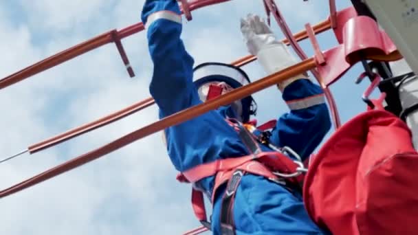 Electricista fijado al poste de la lámpara monta el equipo con las herramientas del equipo rojo — Vídeos de Stock